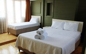 Premium bedding, desk, blackout drapes, free WiFi - The Local (Istanbul)