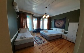 Premium bedding, desk, blackout curtains, free WiFi - The Local (Istanbul)