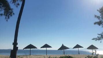 Beach nearby, sun-loungers, beach towels