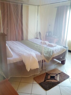 Deluxe Room | Desk, free WiFi, bed sheets - Mark5 Resort (Njumbi)
