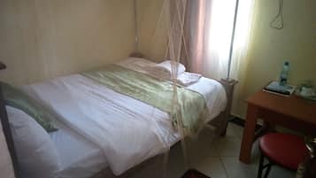 Escritorio, wifi gratis y ropa de cama