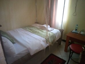 Escritorio, wifi gratis y ropa de cama 