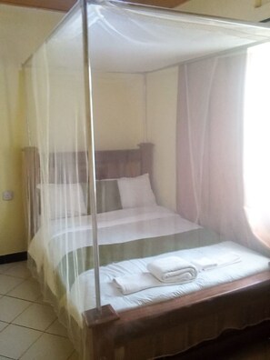 Escritorio, wifi gratis y ropa de cama 