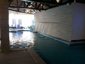 Una piscina techada, una piscina al aire libre