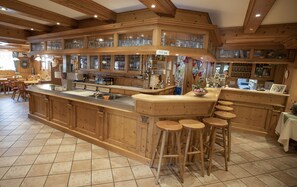 Bar (on property) - Land-gut-Hotel Gasthof Waldschänke (Altfraunhofen)