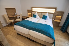 Hypo-allergenic bedding, desk, laptop workspace, cribs/infant beds - Land-gut-Hotel Gasthof Waldschänke (Altfraunhofen)