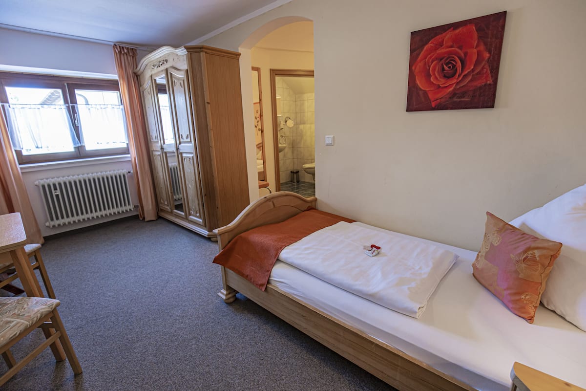 Single Room | Hypo-allergenic bedding, desk, laptop workspace, cots/infant beds
