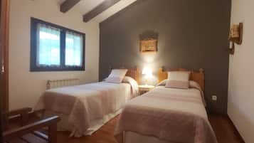 3 habitaciones, tabla de planchar con plancha, wifi y ropa de cama