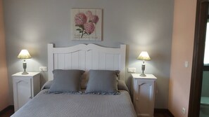 3 habitaciones, tabla de planchar con plancha, wifi y ropa de cama