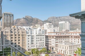 Un paisaje urbano con edificios históricos y una montaña al fondo.