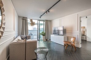Klassiek appartement | Woonruimte | Flatscreentelevisie