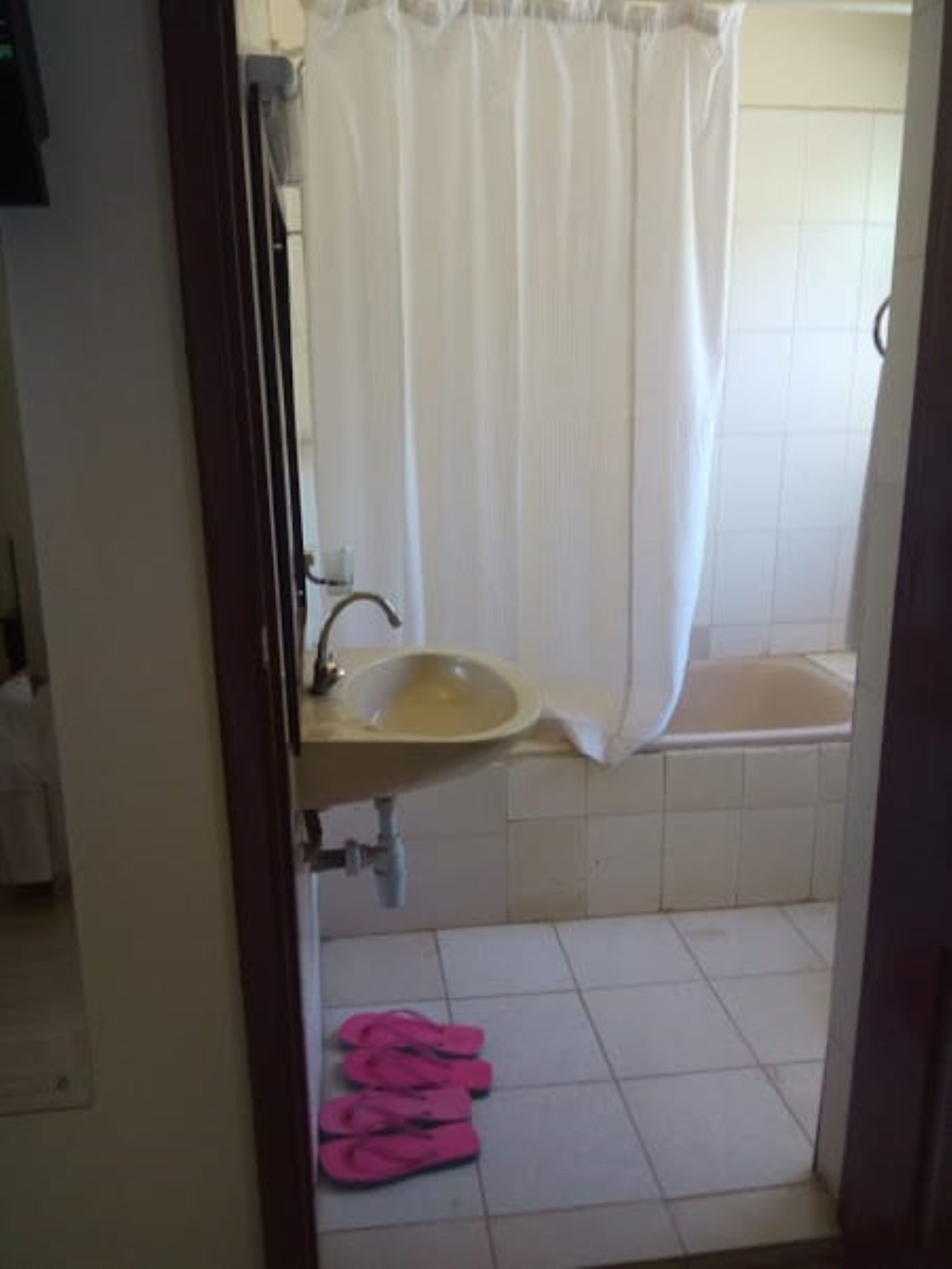 Double Room Single Use | Bathroom | Shower, rainfall showerhead, free toiletries, slippers