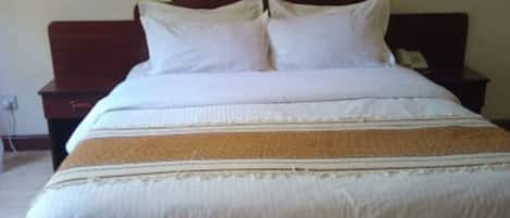 Quarto casal de uso individual | Escrivaninha, Wi-Fi de cortesia, roupa de cama