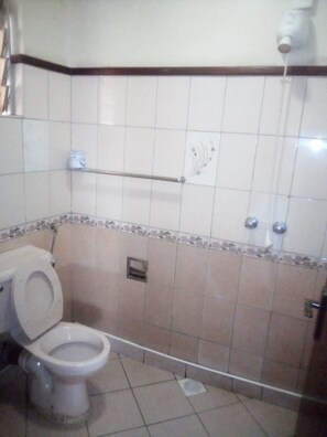Chambre double pour 1 personne | Salle de bain | Douche, douche cascade, articles de toilette (gratuits), pantoufles