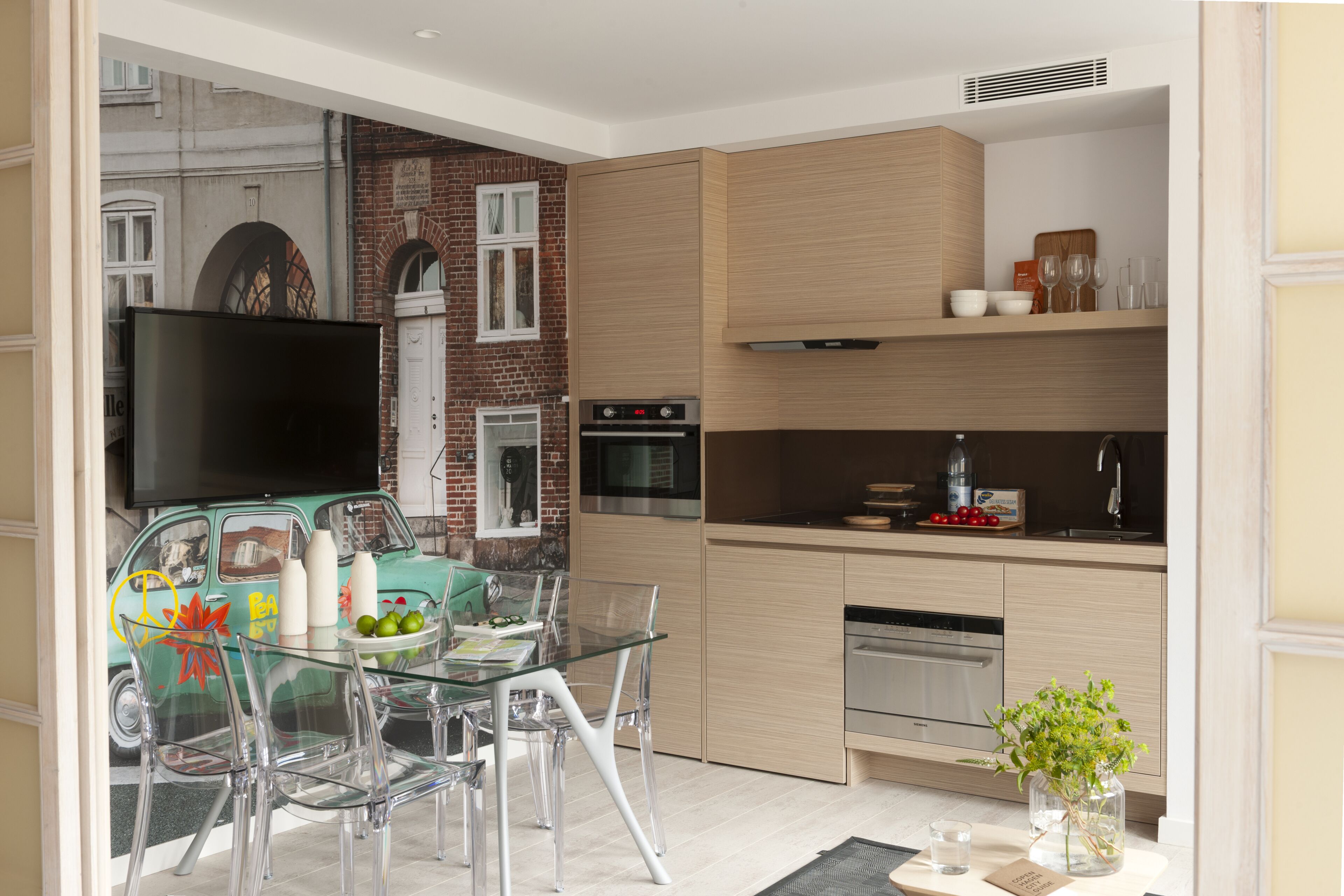 A modern kitchen with a built-in oven, a microwave, and a Siemens refrigerator.