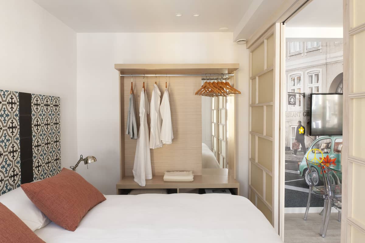 Premium bedding, in-room safe, laptop workspace, blackout curtains