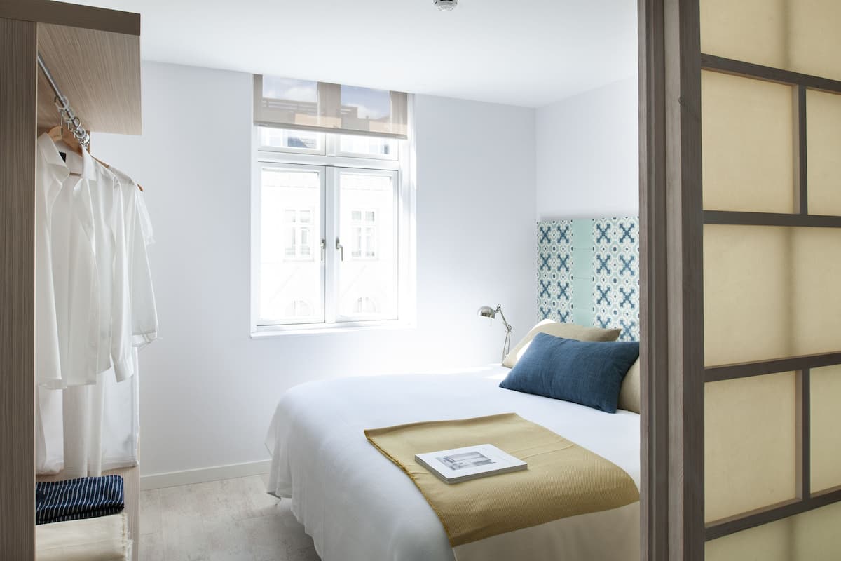 Premium bedding, in-room safe, laptop workspace, blackout curtains