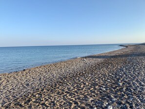 På stranden, solstolar och strandhanddukar
