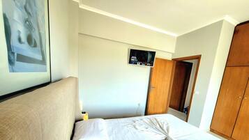 3 bedrooms, in-room safe, desk, iron/ironing board