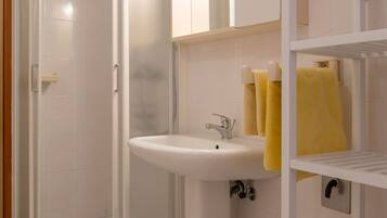Dusche, Haartrockner, Bidet, Handtücher