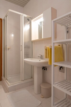 Douche, sèche-cheveux, bidet, serviettes fournies