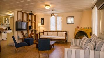 Una Smart TV, una chimenea, libros, un reproductor estéreo