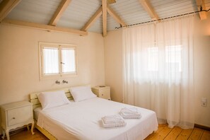 2 makuuhuonetta, työpöytä, äänieristys, silitysrauta/-lauta