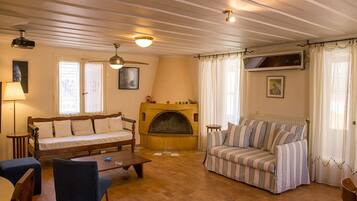 Smart-TV, Kamin, Bücher, Stereoanlage