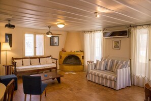 Älytelevisio, takka, kirjoja, stereot