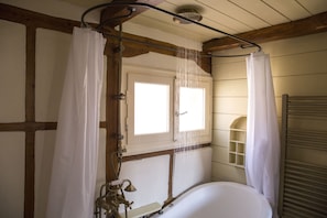 Bathtub, hair dryer, bidet, towels - Lefkada's traditional house / cozy yard (Lefkada)
