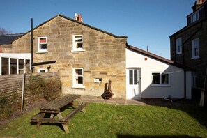 Outdoor dining - Chapel Cottage - Flyingthorpe (Whitby)