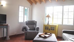 TV, fireplace, books - Romantic hideaway, AC/Heater, Private cottage for 2! (Bretanha, Sao Miguel, Açores)