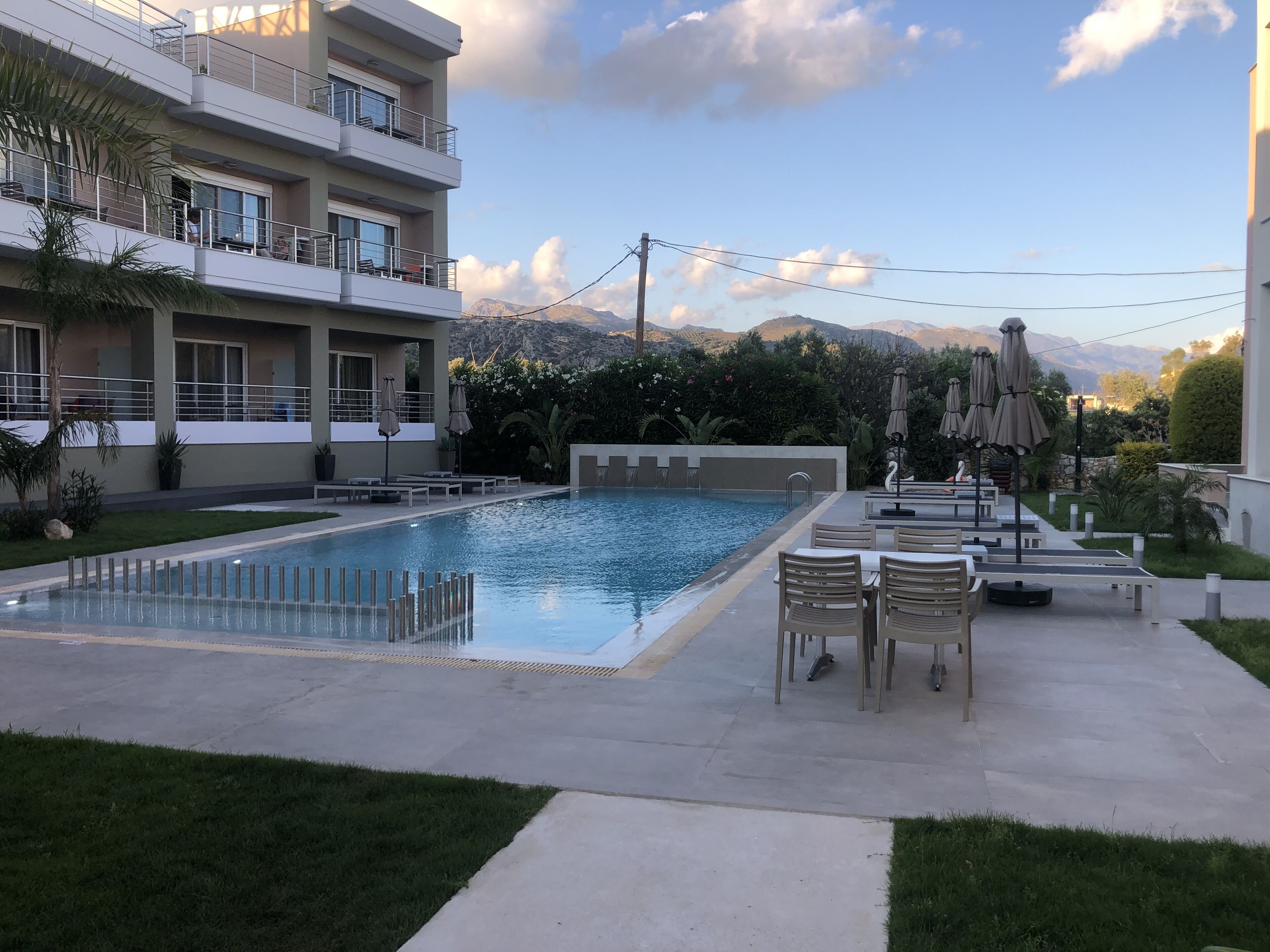 Sæsonbestemt udendørs pool, åben fra kl. 08.30 til kl. 20.00, parasoller
