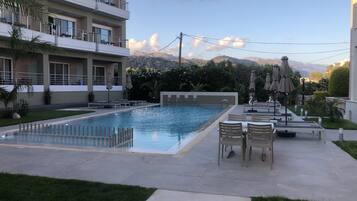 Sæsonbestemt udendørs pool, åben fra kl. 08.30 til kl. 20.00, parasoller