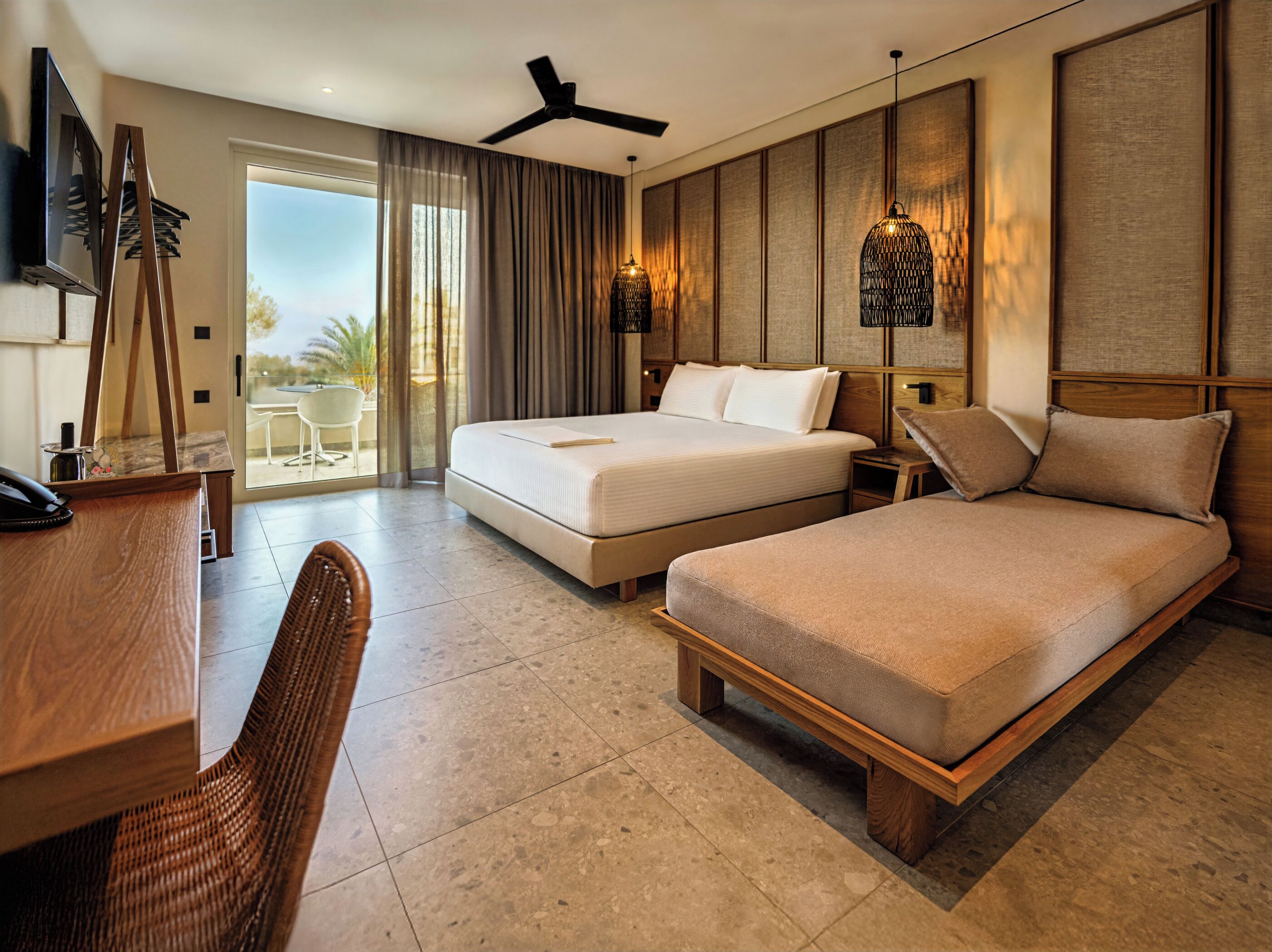 Premium Suite with Jacuzzi | Brankas, tirai kedap cahaya, kedap suara, dan setrika/meja setrika
