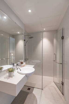 Apartment, 2 Bedrooms | Bathroom | Shower, free toiletries, towels - Ha Thanh Homestay Ha Long (Ha Long)