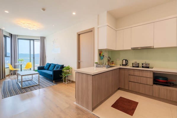 Apartment, 3 Bedrooms | Private kitchen | Fridge, microwave, stovetop - Ha Thanh Homestay Ha Long (Ha Long)