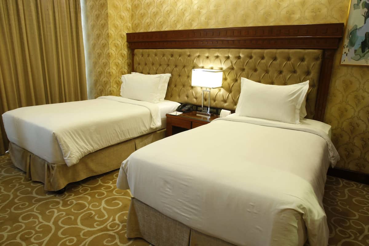 Premier Twin Room, 2 Twin Beds (Deluxe Twin Room) | 1 bedroom, down comforters, minibar, in-room safe