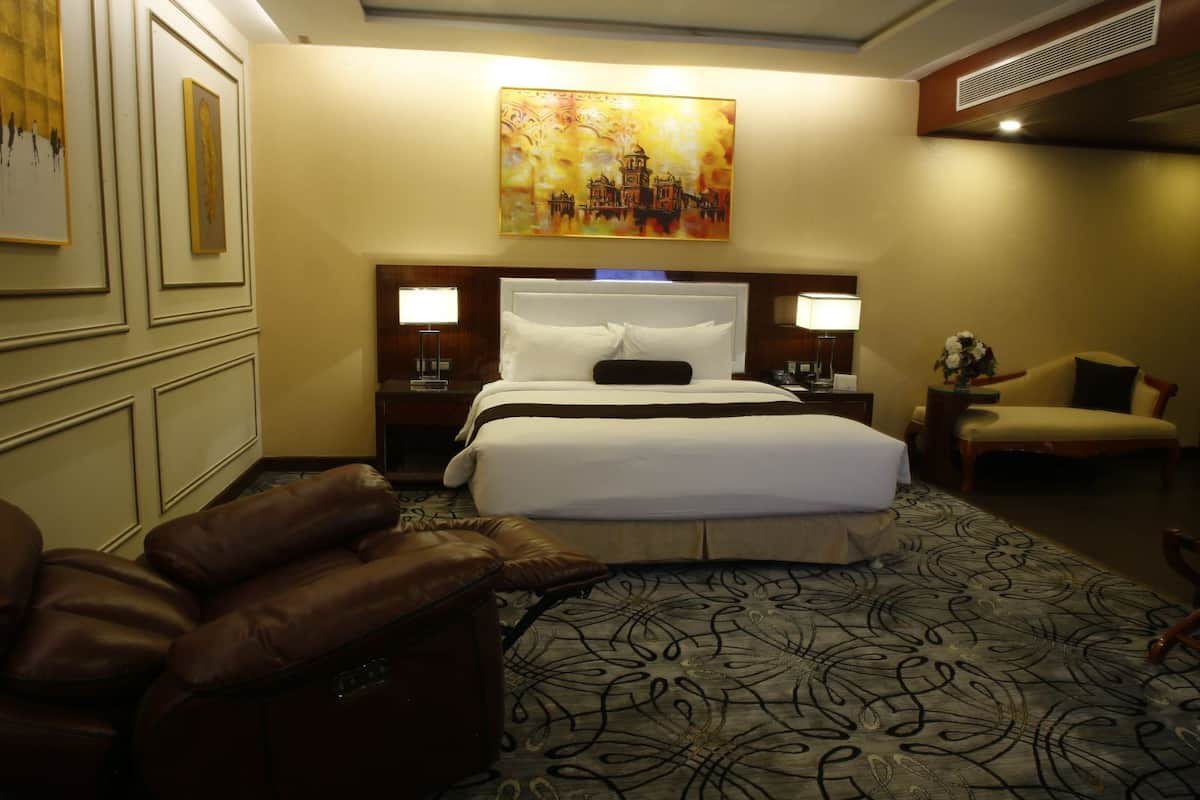 Suite – executive, 1 kingsize-seng (Executive Suite) | Dundyner, minibar, safe på rommet og skrivebord
