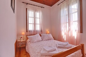 2 bedrooms, iron/ironing board, WiFi, bed sheets - Casa al pozzo Wake up in a beautiful traditional decorated house. (Skopelos Town)