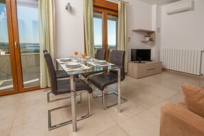 Apartamento superior, 2 habitaciones, vistas al mar | Zona de estar | Una televisión de pantalla plana
