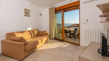 Superior-huoneisto, 1 makuuhuone, osittainen merinäköala | Oleskelualue | Taulutelevisio