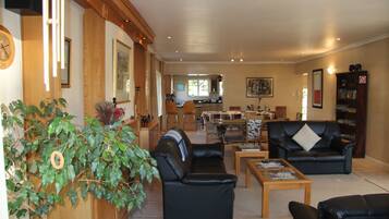 Family House, 4 Bedrooms | Living room | Flat-screen TV