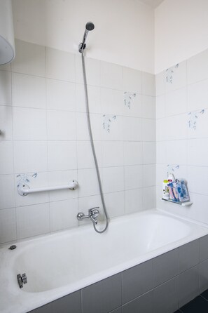 Kombination af bruser/badekar, hårtørrer, bidet, håndklæder