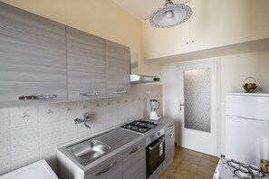 冷蔵庫、オーブン、コンロ、コーヒー / ティーメーカー