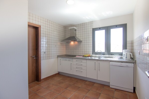 Frigorífico, microondas, horno y lavavajillas