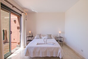 2 slaapkamers, een strijkplank/strijkijzer, gratis wifi, beddengoed