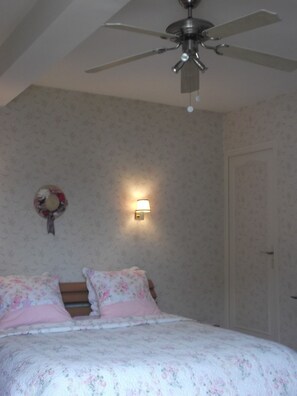 Tweepersoonskamer | Luxe beddengoed, pillowtop-bedden, individueel gedecoreerd