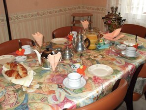 Free daily continental breakfast - B&B Chez Nina Thurey (Tours)
