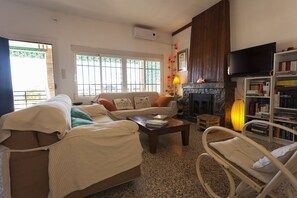 TV, fireplace, books, stereo